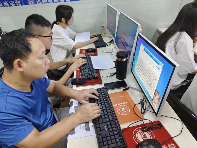 在上电脑听课图片怎么弄会议室笔记本电脑学习照片计算机一级培训课